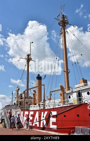 La nave leggera degli Stati Uniti Chesapeake (LV-116) ormeggiata al porto interno di Baltimora, Maryland Foto Stock