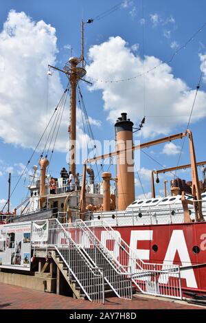 La nave leggera degli Stati Uniti Chesapeake (LV-116) ormeggiata al porto interno di Baltimora, Maryland Foto Stock