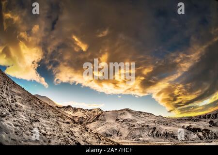 Splendido paesaggio che tramonta il sole sulle montagne caucasiche con nuvole basse Foto Stock