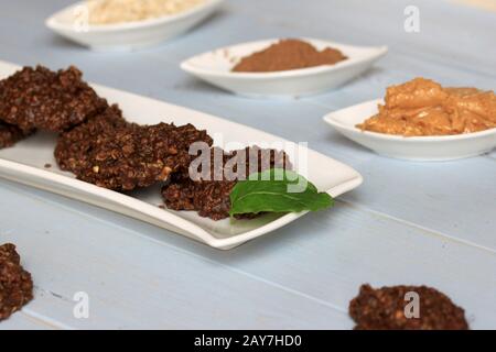 Biscotti al cioccolato con scaglie di avena. Biscotti per la colazione, biscotti al cioccolato Fatti In Casa e sani. Biscotti di farina d'avena con cioccolato. Foto Stock
