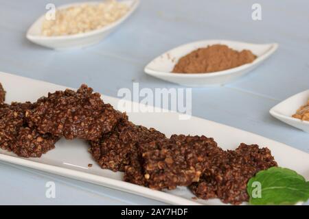 Biscotti al cioccolato con scaglie di avena. Biscotti per la colazione, biscotti al cioccolato Fatti In Casa e sani. Biscotti di farina d'avena con cioccolato. Foto Stock