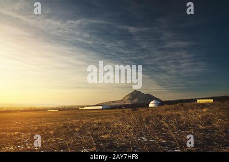 Galizia sotto forma di cupola sullo sfondo delle montagne del Caucaso Foto Stock