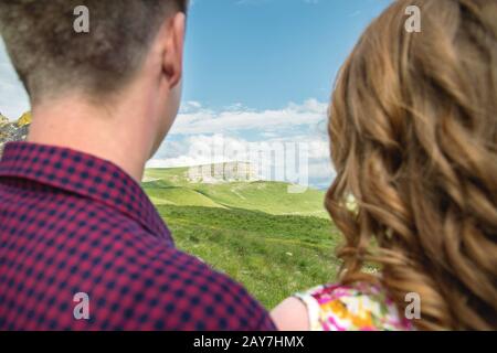 Vista dal retro di una giovane coppia che guarda in lontananza. Foto Stock