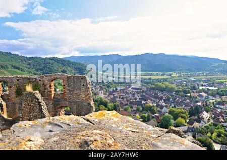 Vista di Staufen dal castello Staufen nella Foresta Nera Germania Foto Stock