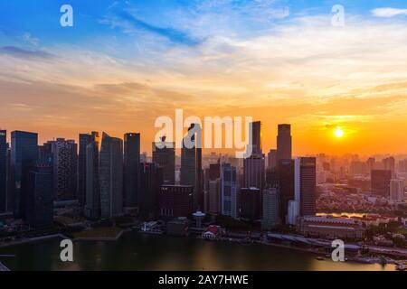 SINGAPORE - APRILE 14: Skyline della citta' di Singapore e Marina Bay il 14 Aprile 2016 a Singapore Foto Stock