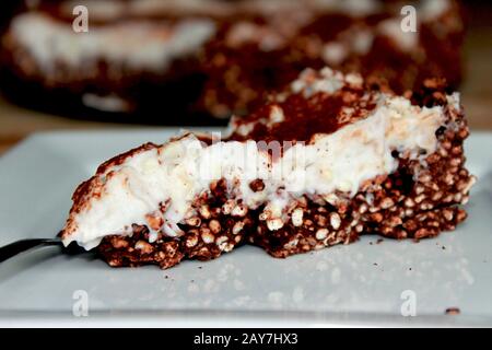 Torta di cocco. Torta senza cottura. Torta di riso espanso con latte di cocco. Pasta fredda. Una torta delicata e cremosa. Foto Stock