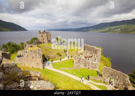 urquhart castello lockness scozia inghilterra in estate in un giorno con tempo variabile Foto Stock