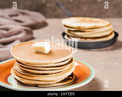 Pila di frittelle fatte in casa Foto Stock