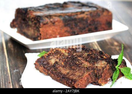 Dolci fatti in casa. Torta fatta in casa. Torta di zucchine al cioccolato. Torta di verdure. Torta vegana. Dessert sano. Torta al cioccolato. Torta sana. Foto Stock