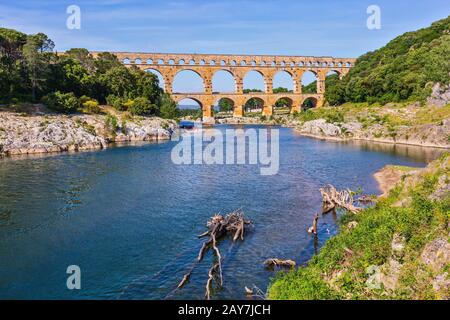 Pont du Gard fu costruito in epoca romana sul fiume Gardon Foto Stock