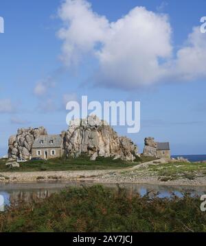 Casa tra le rocce, le Gouffre, Plougrescant, Bretagna, Francia Foto Stock