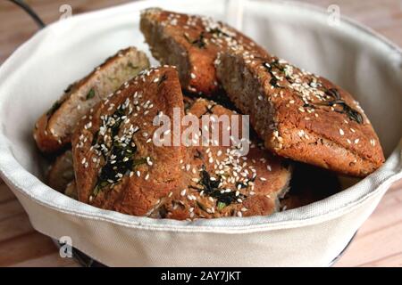 Panini fatti in casa. Rotoli in un cestino piccolo. Pane integrale di grano. Foto Stock