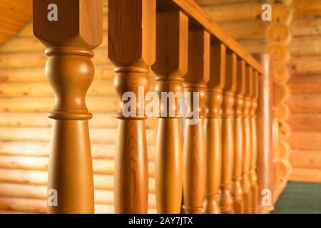 Primo piano fila di scale in legno colonna in casa di legno Foto Stock