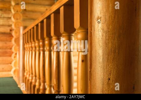 Primo piano fila di scale in legno colonna in casa di legno Foto Stock