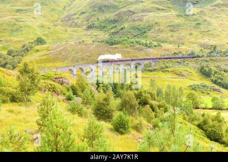 Il famoso viadotto di Glenfinnan porta la ferrovia alla stazione di Glenfinnan in Scozia Foto Stock