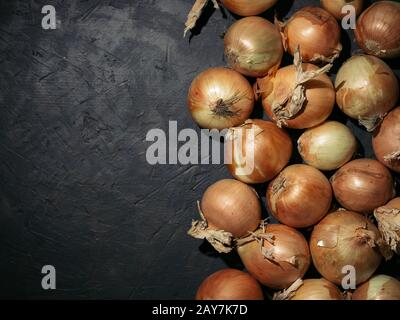 Cipolle fresche. Cipolle dello sfondo. Tasto basso Foto Stock