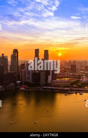 SINGAPORE - APRILE 14: Skyline della citta' di Singapore e Marina Bay il 14 Aprile 2016 a Singapore Foto Stock