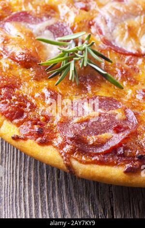 Primo piano di una pizza su legno Foto Stock