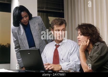 Texas: Professionisti aziendali in riunione di gruppo per discutere il progetto. SIGNOR ©Bob Daemmrich Foto Stock