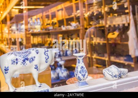 Delft, Paesi Bassi, 18 Gennaio 2020. Royal Delft Factory: Il processo, le fasi di invasatura (produzione) di ceramica tradizionale di porcellana blu Foto Stock