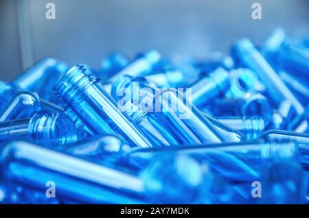 Grande mucchio di piccoli bianchi per creare bottiglie di birra in plastica in fabbrica. Foto Stock