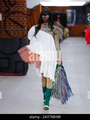 Londra, Regno Unito. 14th, Feb, 2020, Spettacolo Di Passerella Matty Bovan London Fashion Week Autunno Inverno 2020, Autunno Inverno 2020 Al British Fashion Council Show Space, Strand 180. Credito: Catwalking/runways/Alamy Live News Foto Stock