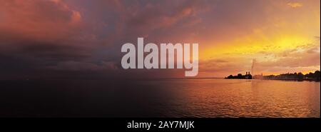 Tramonto a Friedrichshafen sul Lago di Costanza Foto Stock