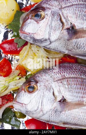 Testa di dorato cruda con verdure miste Foto Stock