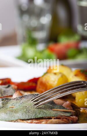 Saltimbocca Roman Wing Kalbsschnitzel mit Salbei Foto Stock