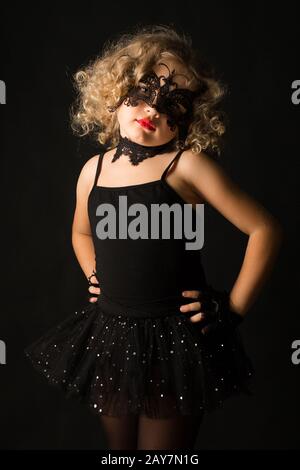 Ragazza attraente in costume da Halloween sinistro Foto Stock