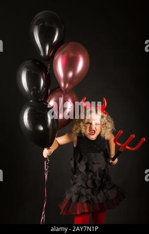 Ragazza attraente in costume di Halloween diavoli Foto Stock