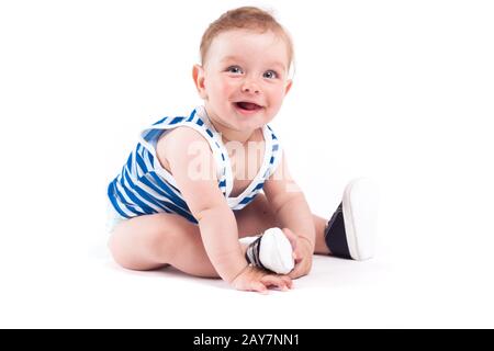 Carino allegro little boy in marine Shirt Foto Stock