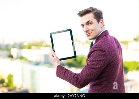 Giovane uomo d'affari serio in abito rosso e camicia con cravatta stand o Foto Stock