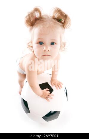 Ragazza con grande pallone da calcio Foto Stock