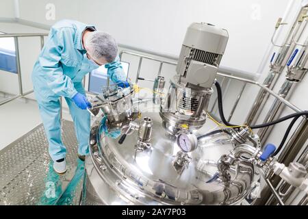 Scienziato è lavorare con vasche in acciaio Foto Stock