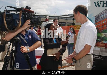 12 luglio 2003, Austin, Texas: Reporter TV locale per Time Warner Cable News 8 Austin stazione, intervista l'imprenditore locale, John Mackey, fondatore di Whole Foods, con sede ad Austin. ©Bob Daemmrich Foto Stock