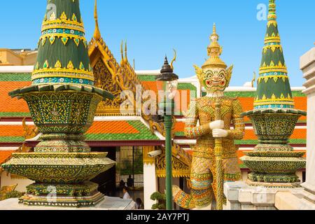 grand palace vista gardian statua a wat phra kaew con sole bangkok Foto Stock