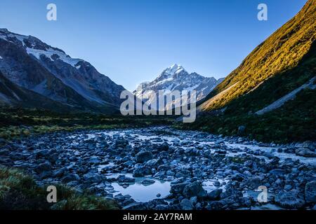 Fiume glaciale al tramonto, Mount Cook, Nuova Zelanda Foto Stock