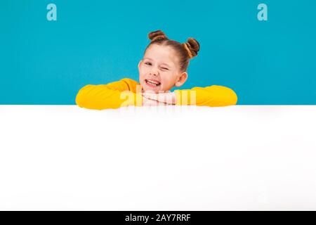 Carino piccolo i Capelli rossi ragazza in maglia gialla Foto Stock