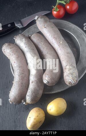 Salsiccia di fegato su piatto di latta
