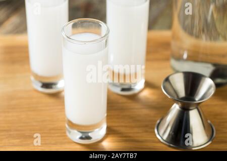 Rinfrescante Bevanda Greca Di Anice Raki Con Acqua Foto Stock