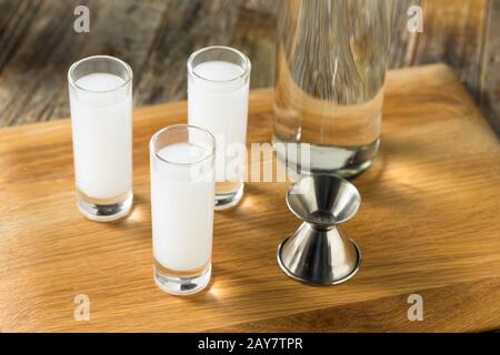 Rinfrescante Bevanda Greca Di Anice Raki Con Acqua Foto Stock