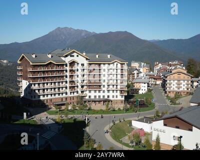 Sochi, Russia - 13 Ottobre 2019. Paesaggio montano con grandi residenze di montagna marciapiedi e strade in primo piano Foto Stock