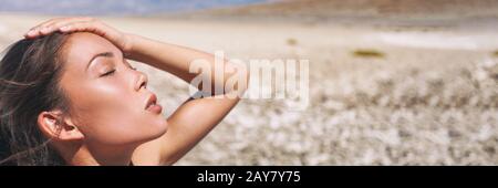 Colpo di calore ragazza disidratata nel deserto sole caldo temperatura estate tempo pericolo. Paesaggio panoramico banner con donna asiatica stanco sudorazione esausta. Foto Stock