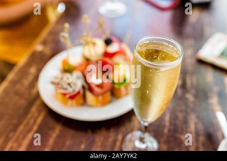 Tapas spagnole sanwich antipasto e vino Cava, cucina tradizionale catalana Foto Stock