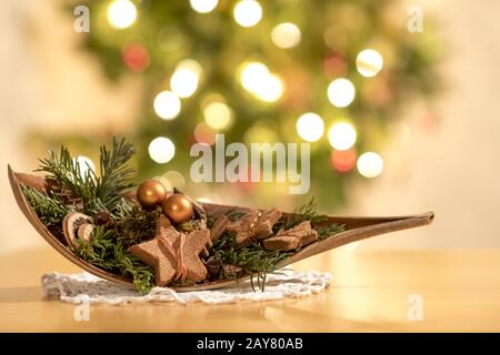 Decorazione di Natale in un nutshell davanti ad un albero di Natale con le luci brucianti Foto Stock