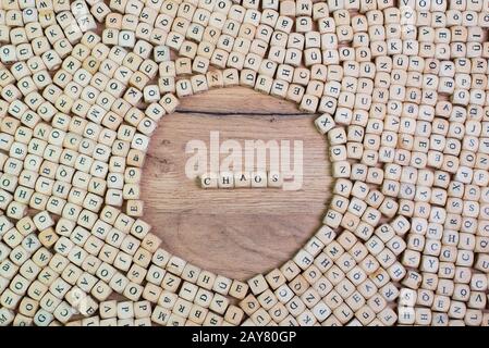 Caos, testo tedesco per il caos, parola in lettere sui dadi cubici a tavola Foto Stock
