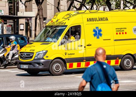 10 LUGLIO 2018, BARCELLONA, SPAGNA: Auto gialla di ambulanza che corre lungo la strada a Barcellona Foto Stock