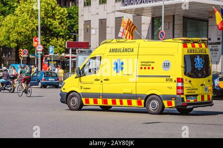 10 LUGLIO 2018, BARCELLONA, SPAGNA: Auto gialla di ambulanza che corre lungo la strada a Barcellona Foto Stock