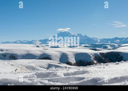 Il paesaggio di rocce caucasiche innevate sul Passo di Gumbashi. Foto Stock